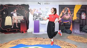 品牌大使王淨挑戰入列《PUMA海賊團》，翻開新四皇系列全新篇章，One Piece系列圖樣短袖T恤$1,680、Suede ONE PIECE $4,180。（圖／品牌業者提供）