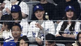 ▲首爾海外開幕戰大谷翔平太太田中真美子頻入鏡，日本轉播單位特地解釋避嫌。（圖／美聯社／達志影像）