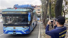 高雄遊覽車自撞釀1死  檢警勘驗事故車輛（1）高雄市一輛遊覽車20日行經仁武區時自撞涵洞，造成80歲周姓男子死亡，檢警21日上午到仁武殯儀館相驗、勘驗事故現場及車輛。中央社記者董俊志攝  113年3月21日