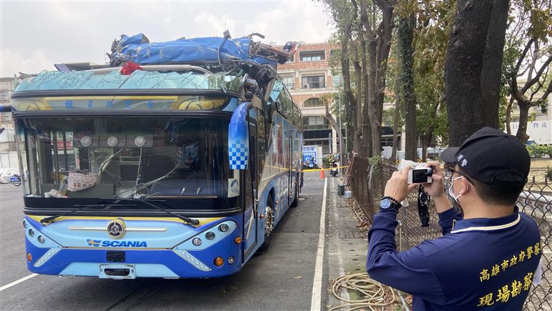 高雄遊覽車撞涵洞1死14傷　公路局開罰6萬