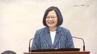 蔡英文接見味全龍　笑問大師兄臉頰紅紅的