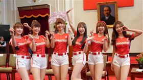 ▲小龍女和龍隊一起進總統府接受接見。（圖／翻攝自小龍女臉書）