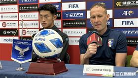 台灣男足代理主帥西梅爾（Glyn Shimell）與球員游耀興出席賽後記者會。（圖／記者蔡厚瑄攝影）