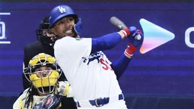 ▲貝茲（Mookie Betts）在首爾海外賽敲出大聯盟2024年球季首轟。（圖／美聯社／達志影像）