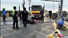 屏東翁擦撞清潔車！命危送醫搶救　機車倒在軌道上台鐵暫停通行，
圖／翻攝畫面