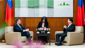 外交部長吳釗燮（右一）會晤巴拉圭資通訊科技部長比亞德（左一）。