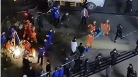 中國3幼童跌進下水道井…消防到場驚「通向化糞池」救出全慘死（圖／CTWANT）