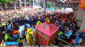 警列隊喊7字！媽祖突左轉 衝進斗六派出所（圖／翻攝自
白沙屯媽祖網路電視台）