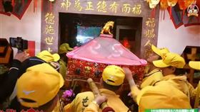 百年首次！粉紅超跑駐駕斗六榴中福德宮，鑾轎剛剛好進廟 轎班縮小腹(圖／翻攝自白沙屯拱天宮臉書)