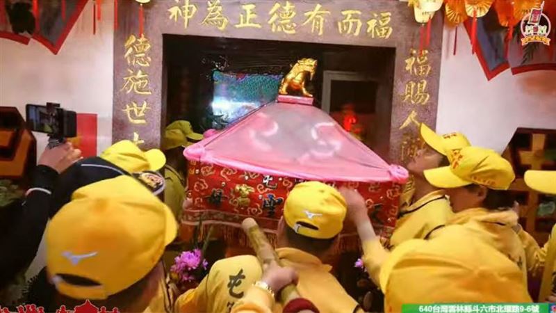 粉紅超跑駐駕福德宮　轎班縮小腹擠進窄門
