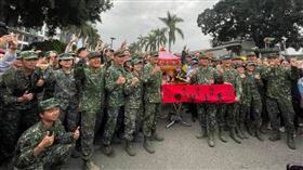 聽了急轉彎！阿兵哥告白喊「1句話」　白沙屯媽祖停駕斗六砲兵營區（圖／翻攝自白沙屯拱天宮臉書）