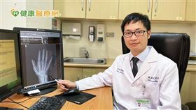 高瑞鴻醫師提醒，類風濕性關節炎患者應積極配合醫囑，治療期間也應留意自身狀況，有問題應隨時回診檢查，避免相關併發症產生。