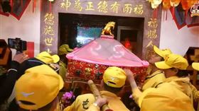 百年首次！粉紅超跑駐駕斗六榴中福德宮，鑾轎剛剛好進廟 轎班縮小腹(圖／翻攝自白沙屯拱天宮臉書)