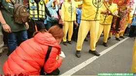 白沙屯媽首度到斗六，婦人激動跪地，求庇佑車禍昏迷女兒清醒，磕頭流血(圖／翻攝自拱天宮臉書)