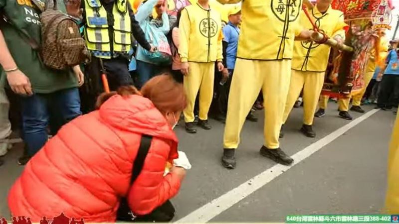 求白沙屯媽救女　母痛哭跪鑾轎前磕頭噴血