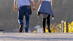 男女牽手，暗通款曲 (圖／PIXABAY)