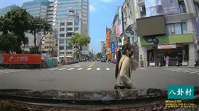 台中，一中商圈，短褲妹闖紅燈，路口慢慢講電話走台步　網怒：別出來害人(圖／翻攝自八卦村 - 行車紀錄器影片上傳中心臉書)