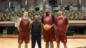 ▲臺南台鋼獵鷹和史瓦帝尼總理戴羅素（Russell Dlamini）的合照中驚見布拉。（圖／臺南台鋼獵鷹球團提供）