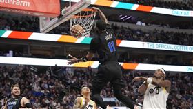 ▲厄文（Kyrie Irving）接東契奇（Luka Doncic）空中傳球灌籃。（圖／美聯社／達志影像）