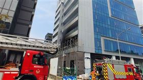 北市內湖行愛路新建案起火。（圖／翻攝畫面）