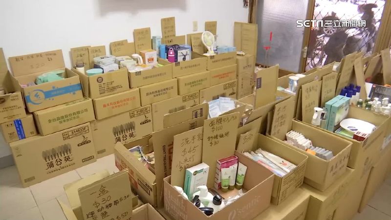 在通膨壓力與物價齊揚的年代，小資族不僅關注手中的股票配息，更將目光鎖定在「股東紀念品」上。(資料照)