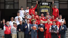 南山高中籃球隊參訪立院　與韓國瑜、江啟臣合影獲112學年度高中籃球聯賽（HBL）冠軍的新北市南山高中籃球隊22日參訪立法院，與立法院長韓國瑜（前右4）、副院長江啟臣（前右5）在議場前合影，並致贈簽名籃球。中央社記者王飛華攝  113年3月22日