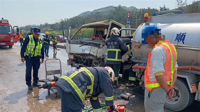 台15線貨車追撞灑水車　駕駛夾困斷腿送醫