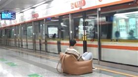 沙發　地鐵　中國　座位　（圖／翻攝自微博）