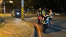 台中警方執行路檢  遏止競駛妨害安寧歪風台中市政府警察局豐原分局為遏止競駛妨害安寧歪風，夜間在路段執行封閉式路檢，加強攔檢往來車輛。（民眾提供）中央社記者趙麗妍傳真  112年8月19日