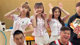 ▲《炸裂吧！女孩》DORA、珮含、草莓參加永慶盃籃球賽開幕。（圖／鍾釗榛）