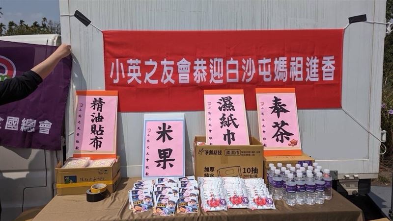 總統也是香燈腳！小英之友會白沙屯媽奉茶