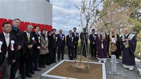 日本京都高台寺台灣櫻植樹暨揭幕儀式日本京都高台寺和台南市22日舉辦寧寧夫人400週年忌典暨台灣櫻植樹暨揭幕儀式，駐日代表謝長廷（右7）、高台寺委員長後藤典生（右1）等人共同植櫻。（台南市政府提供）中央社記者張榮祥台南傳真  113年3月22日
