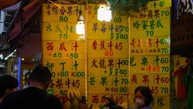 電價4月調漲　民生用電調幅3%至10%（3）經濟部電價調漲方案拍板，4月起平均電價調幅約11%，民生用電雖採較低調幅，但級距愈高調幅愈高，漲幅為3%至10%。圖為台北饒河街觀光夜市攤商22日傍晚亮燈營業。中央社記者裴禛攝　113年3月22日