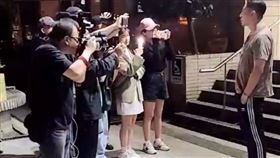 汪小菲自願與警方回警局稱要報案，結果中途跑出來與媒體喊話，最後落跑。（圖／記者李依璇攝影）