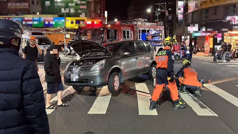 新／蘆洲轎車擦撞機車　騎士受困意識不清