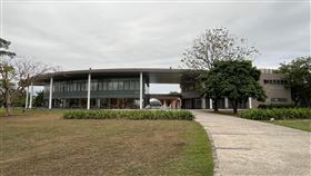 恐嚇引爆危機解除  台東美術館3/23正常開放台東縣立美術館遭電郵恐嚇交付新台幣8000萬元，否則22日傍晚5時引爆炸彈，館方下午暫時關閉美術館，幸未發生異狀，警方做完最後搜尋，依然未發現爆裂物，隨後撤離警力，美術館23日將正常開放。中央社記者盧太城台東攝  113年3月22日