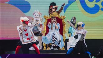 卡莉怪妞台上尷尬詞窮...3單詞全場被爆擊