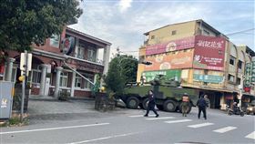 軍用卡車疑似為了閃避自行車，不慎自撞路旁燈桿。（圖／翻攝自記者爆料網）