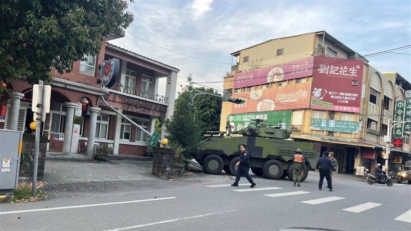 為閃自行車…陸軍雲豹裝甲車自撞路旁燈桿