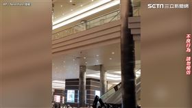 俄羅斯首都莫斯科西北市郊的番紅花城市大廳（Crocus City Complex）於3月22日當地時間晚上9點左右發生恐怖攻擊事件。
（圖／AP／Newsflare 授權）