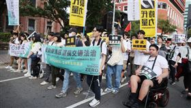 行人零死亡聯盟今日號召民眾前往立法院抗議，反對微罪不記點、檢舉。（圖／記者邱榮吉攝影）