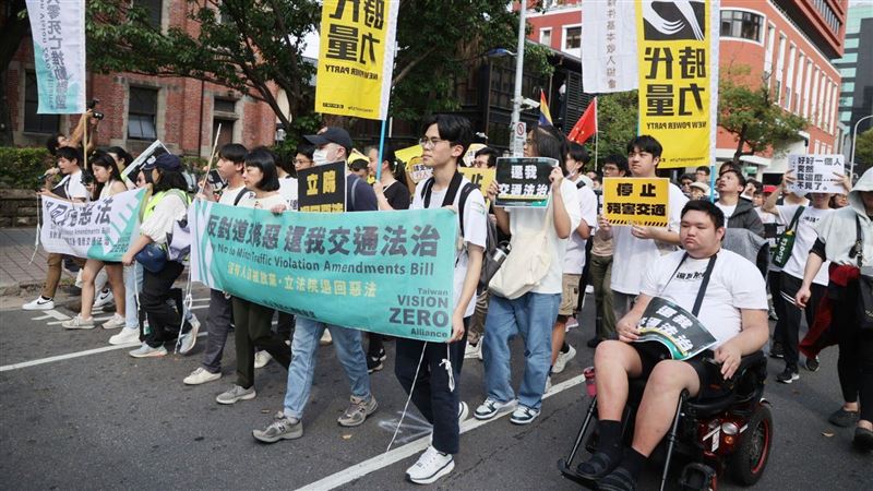 上百人「立遺囑」　路權團體赴立院抗議