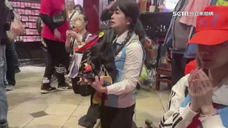 愛女允明年陪你走驟逝　母背遺照徒步進香