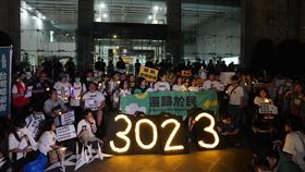 路權團體辦活動　悼念交通事故罹難者（1）路權團體「還路於民」23日晚間在交通部前廣場舉辦悼念活動，在場與會者默哀1分鐘，共同悼念2023年間3023名交通事故罹難者。中央社記者徐肇昌攝  113年3月23日