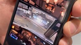 【獨家】廉航東京飛台北玻璃破裂　台籍旅客滯留東京▲成田機場地勤人員出示獅航班機玻璃破裂照片。（圖／鏡週刊提供）
