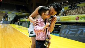 台啤雲豹朱億宗與兒子賽後接受轉播單位訪問。（圖／台啤雲豹提供）