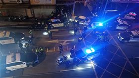 警方出動圍捕，雙方在街頭激烈交火。（圖／翻攝臉書桃園爆報）