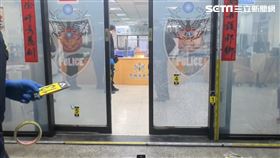 楊姓槍手對派出所門口瘋狂掃射。（圖／翻攝畫面）
