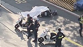 土城區今天早上發生一起機車、大卡車車禍。（圖／翻攝畫面）