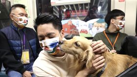 蔣萬安搭乘台北捷運寵物專車（1）台北捷運一日限定寵物專車9日上午從象山站出發，共有36組飼主及42隻中小型犬、貓一同參與，圖為台北市長蔣萬安（中）在捷運車廂內與毛小孩互動。中央社記者張新偉攝  112年4月9日